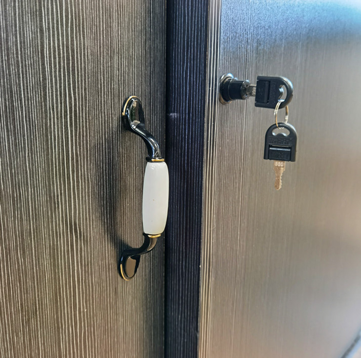 型146mmはキャビネット ドアのための陶磁器のハンドルねじを接続した