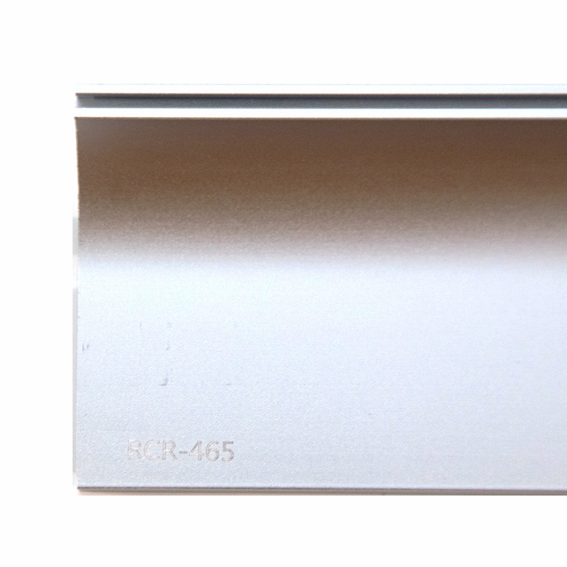 指の端は家の台所ドアの引出しのキャビネットのねじが付いている銀製の汚れのニッケルのための隠されたハンドルを引っ張る